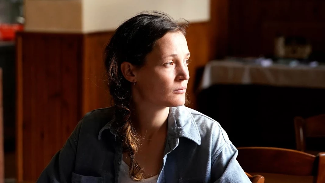 On November 22, the online premiere of the French drama «Hold Me Tight», directed by Mathieu Amalric, took place. In the film, Vicky Krieps plays a woman who runs away from her husband and two children for reasons that are not at all obvious. It is a portrait of a woman in crisis, as well as an abandoned husband trying to take care of his son and daughter alone.