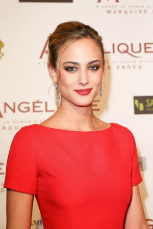 Nora Arnezeder