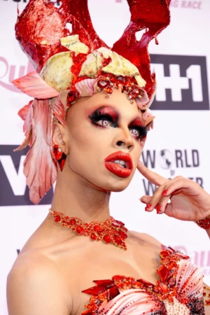 Yvie Oddly