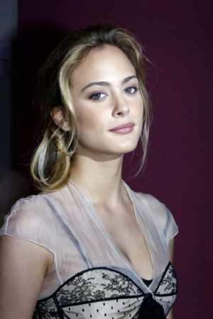 Nora Arnezeder