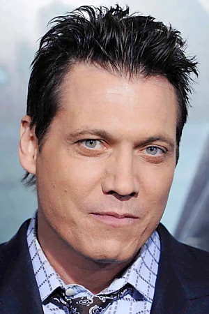 Holt McCallany