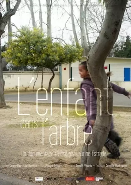 L'enfant dans l'arbre