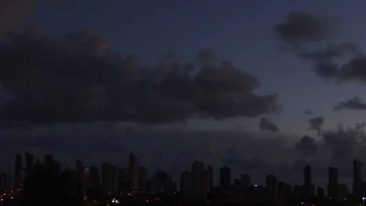 A CHEGADA DO ÔNIBUS NA MADRUGADA DA CIDADE DO CÉU ROXO