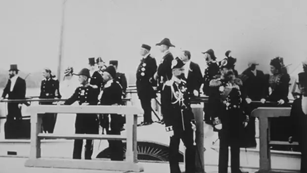 Suite du cortège passant devant l’amiral Avellan