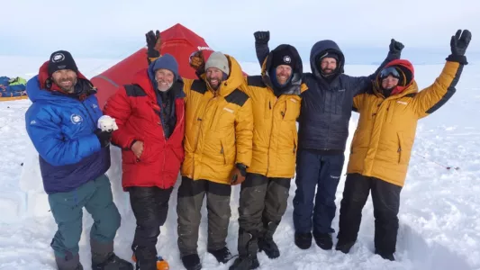 På tykk is - med drager over Grønland