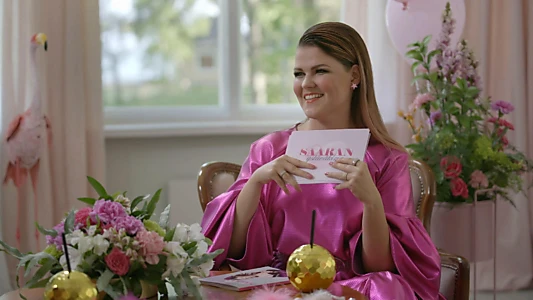 Saara Aalto pränkkää Suomea