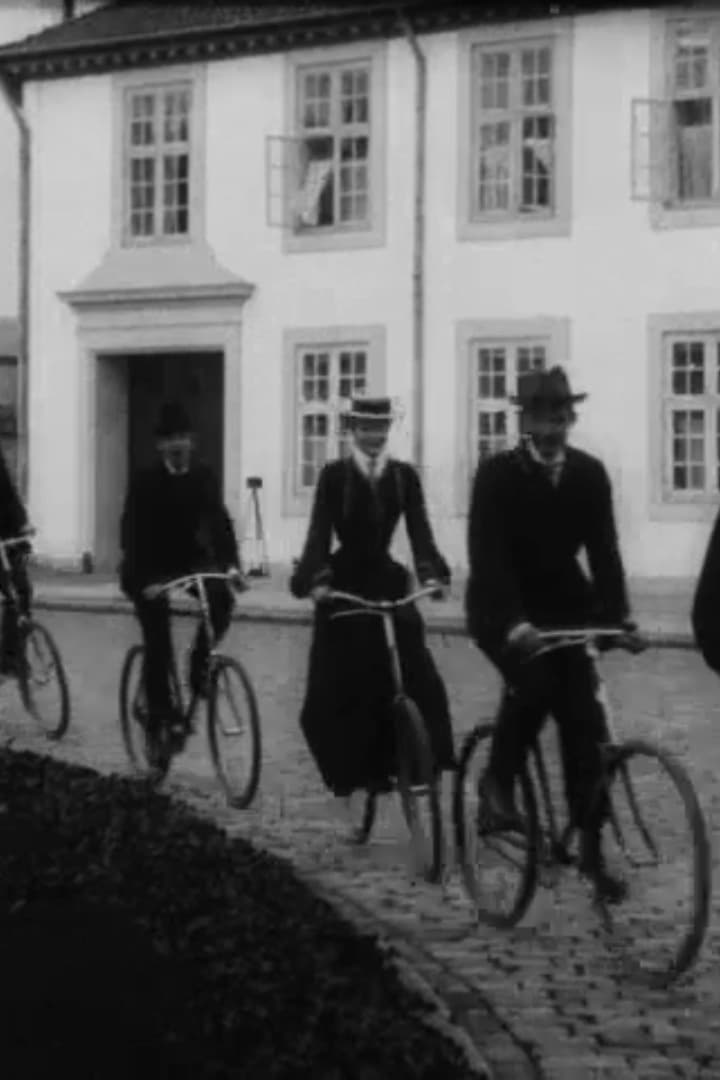 De kongelige paa cykler i Fredensborg slotsgaard